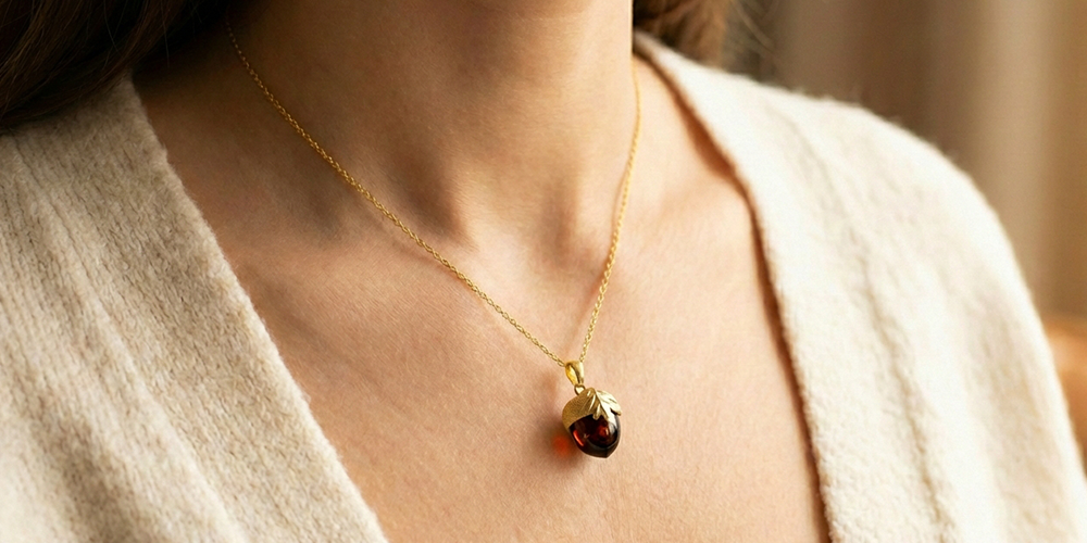 Kullatud ripats merevaiguga „Tammetõru“2